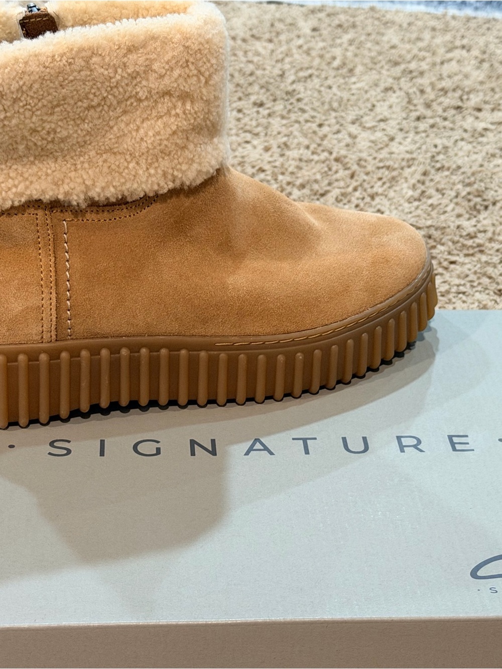 Clarks Torhill Turn Light Tan Suede Lamb Fleece Lined Boots - Women’s US 9 New